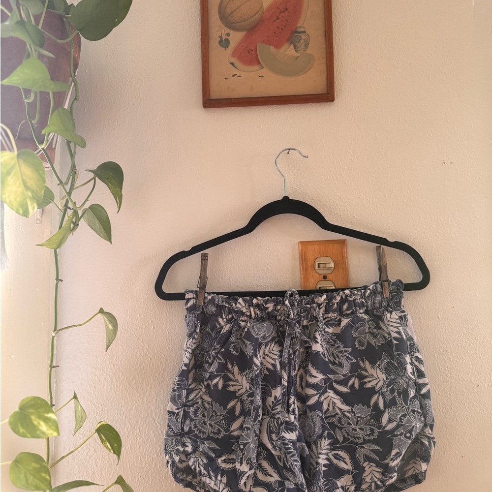 American Eagle Outfitters Relaxed Fit Blue  Floral shorts sz. SP